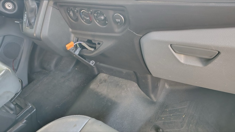 Ford Transit Slim Konsol AUX Girişi Çerçevesi (2015-2019) görsel 3