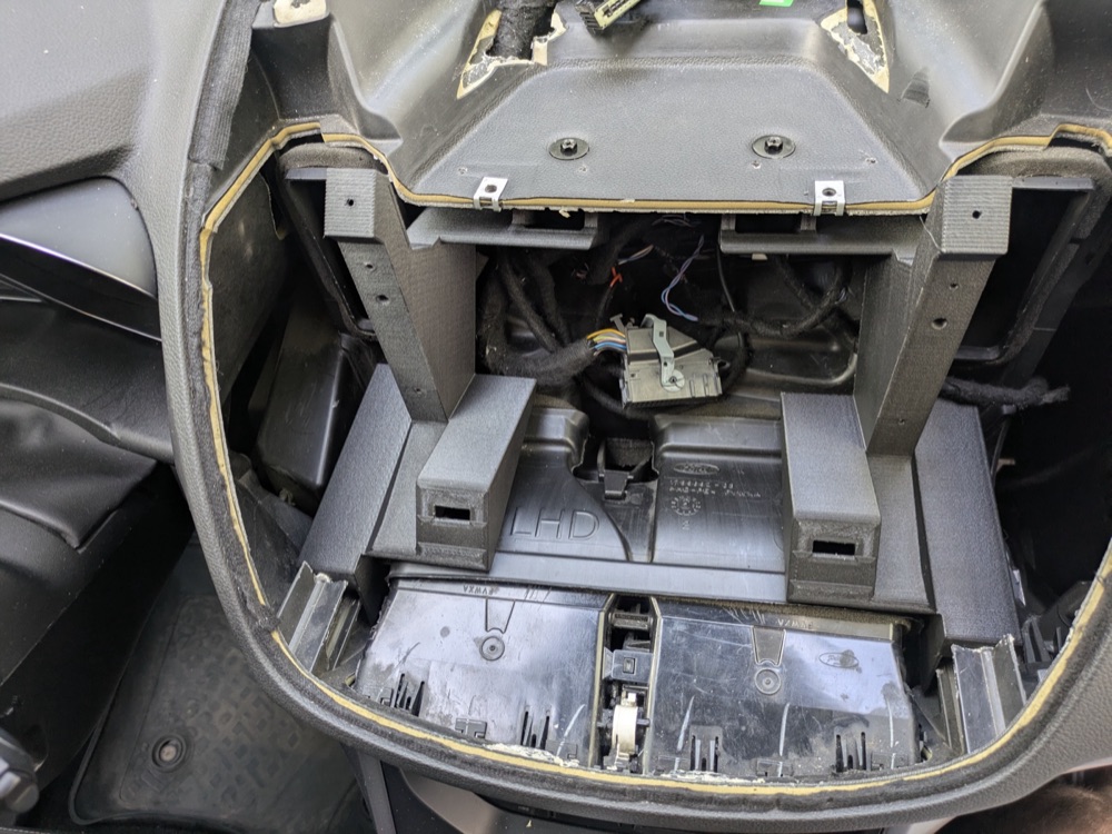 Ford Kuga 2 Sync 3 Ekran Montaj Braketi görsel 2