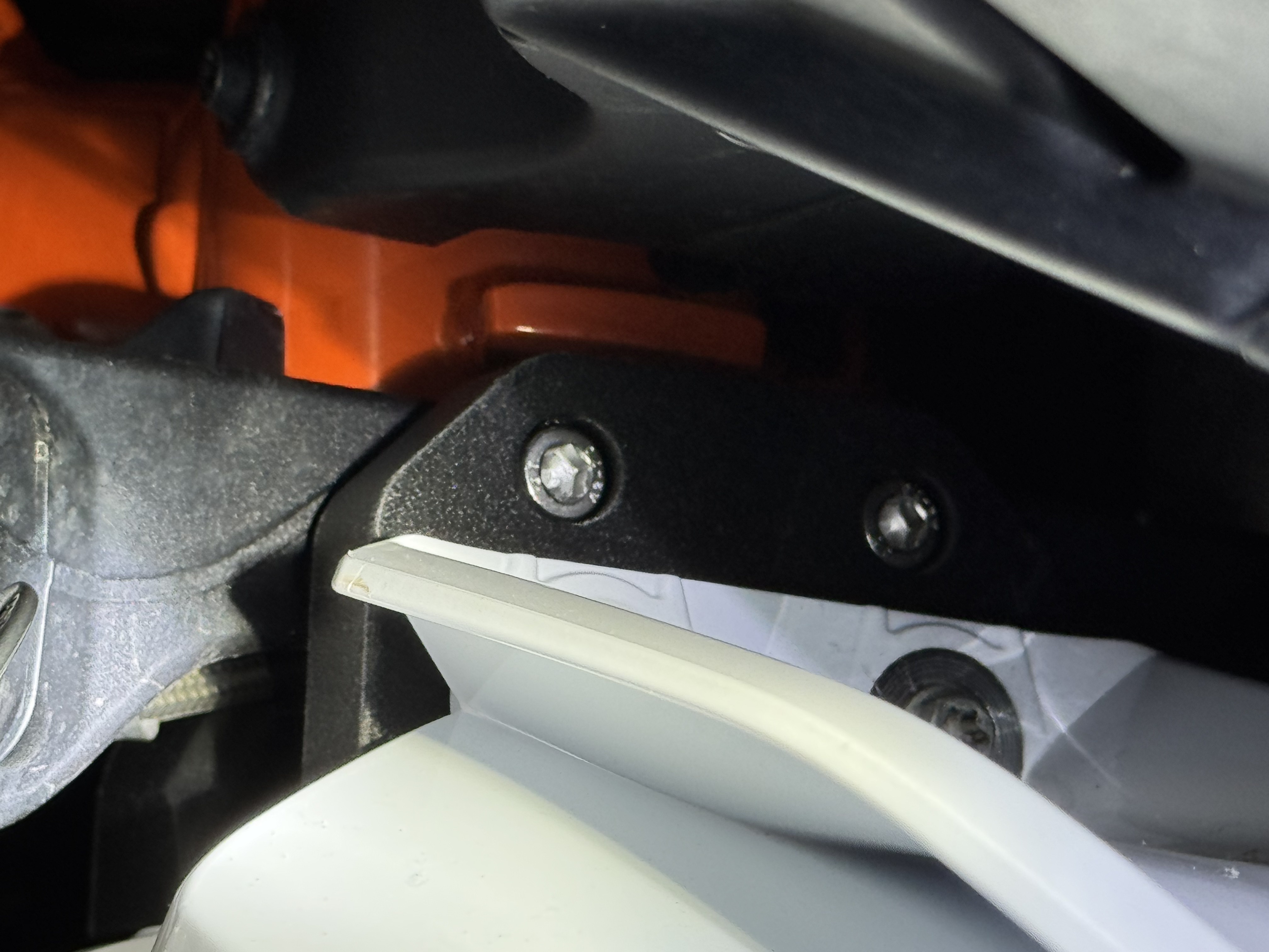 KTM 890 Adventure R Yüksek Çamurluk Ara Parçası görsel 4