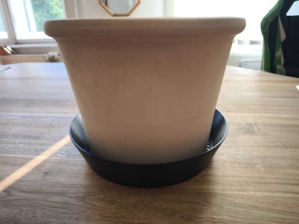 Büyük Saksılar İçin Geniş Saksı Tabağı (Zemin Çıkıntılı, Orta Yuvalı) görsel 3