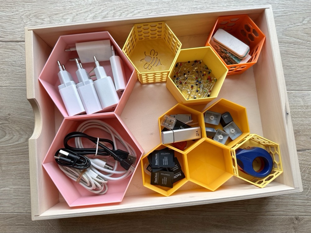 Petek Altıgen Çekmece Düzenleyici (Şarj Aleti, USB Bellek ve Çorap Setleri) görsel 2