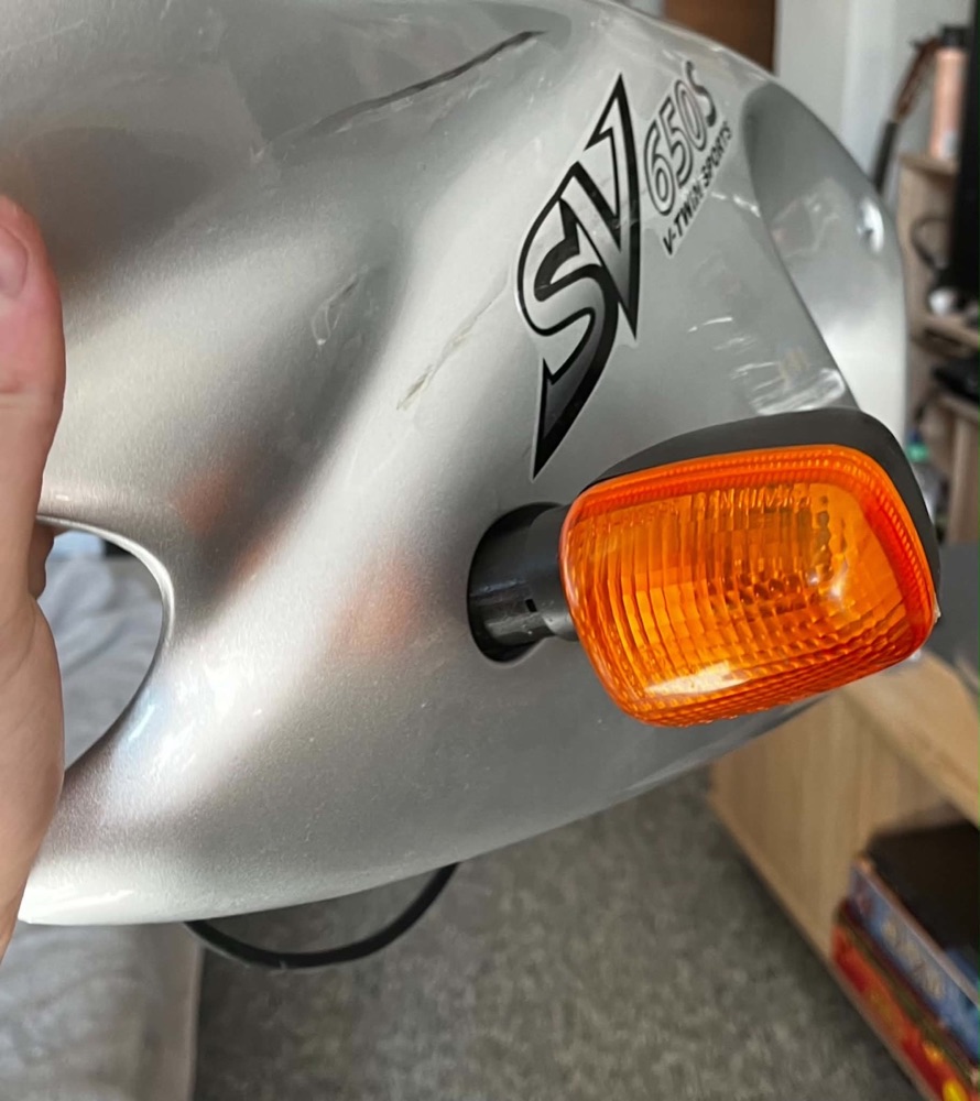 Suzuki SV650S Sinyal Gövdesi Tutucusu görsel 2