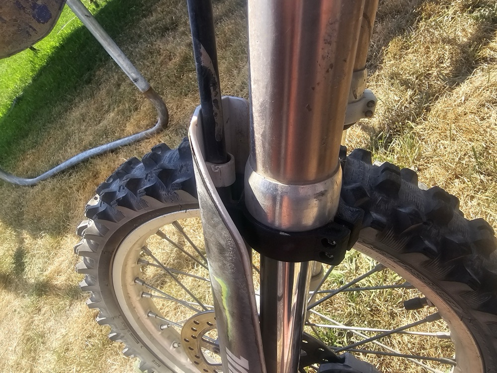 Yamaha YZ80 / YZ85 Ön Çatal Koruma Kelepçesi (OEM 4ES-2314F-00) görsel 3