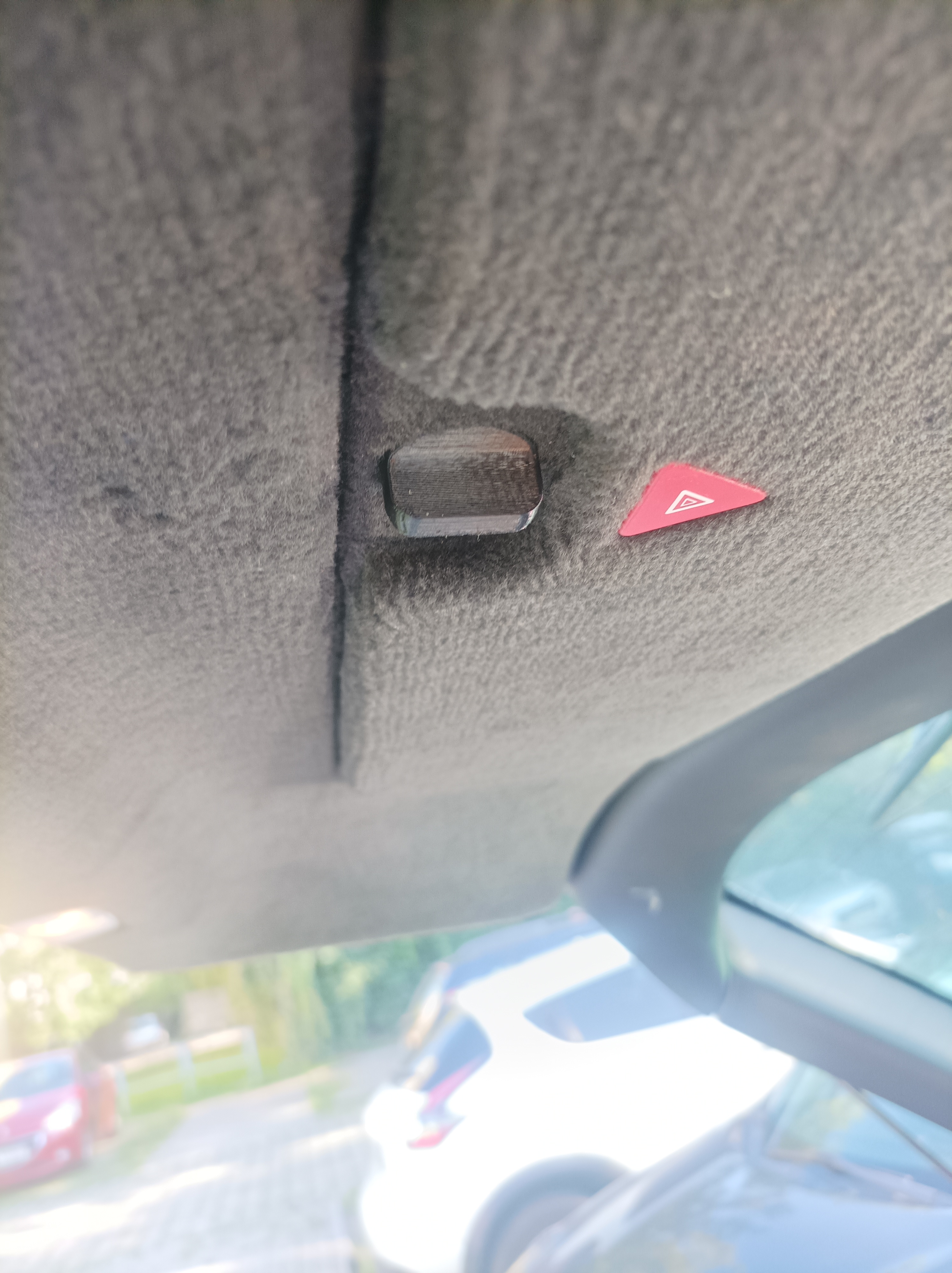 Audi Uyarı Üçgeni Bölmesi Kapak Tutma Pimi
