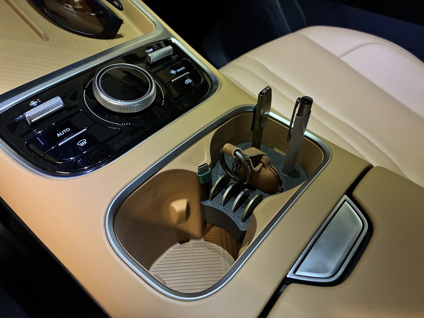 Geely Starray EM-i Bardak Yuvası İç Düzenleyici