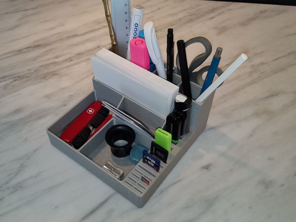 Bölmeli Masa Düzenleyici (Kalem, Makas, USB ve SD Kart Yuvalı)