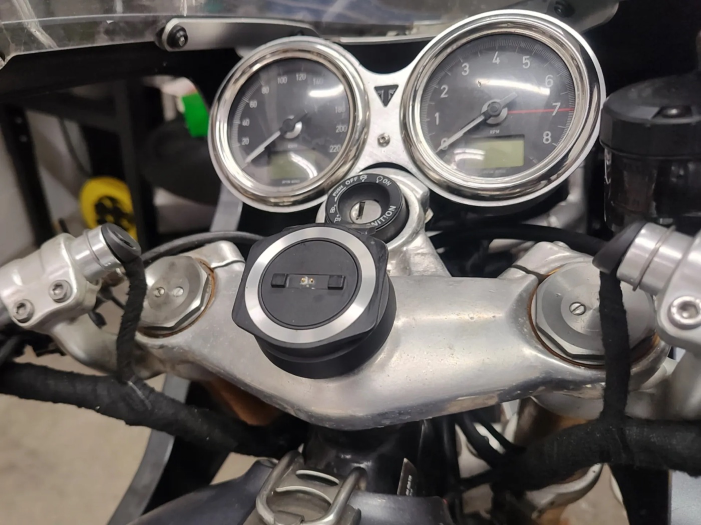 Triumph Thruxton 1200 R Tomtom Rider 550 GPS Tutucusu