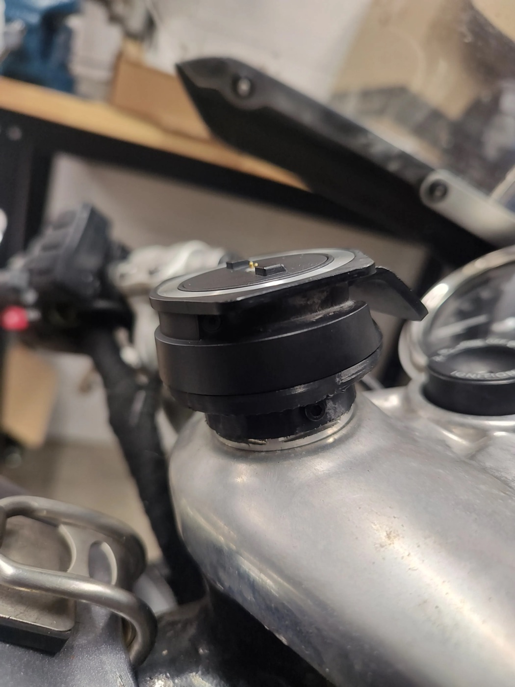 Triumph Thruxton 1200 R Tomtom Rider 550 GPS Tutucusu görsel 3
