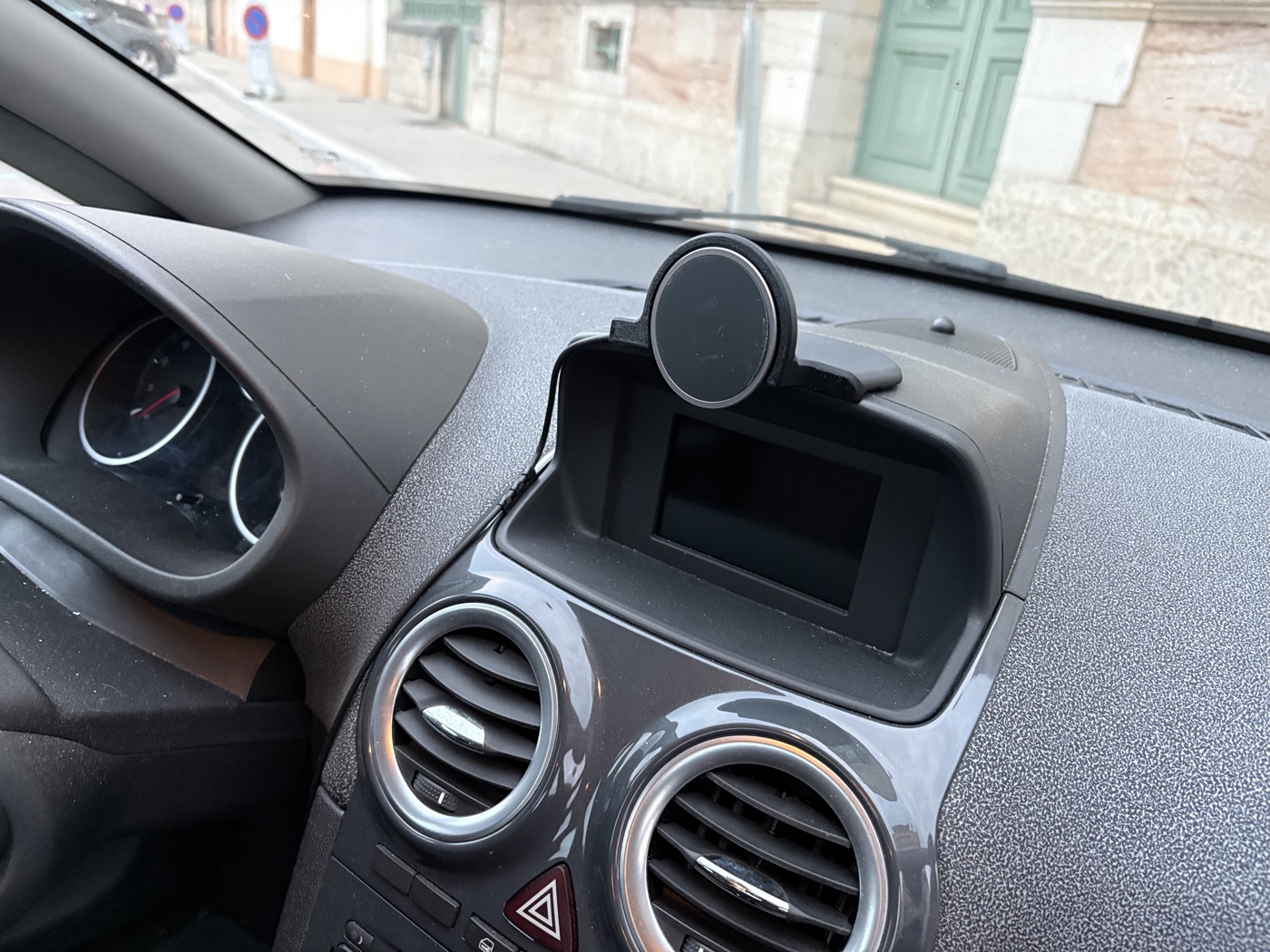 Opel Corsa Torpido MagSafe Telefon Tutucusu görsel 1