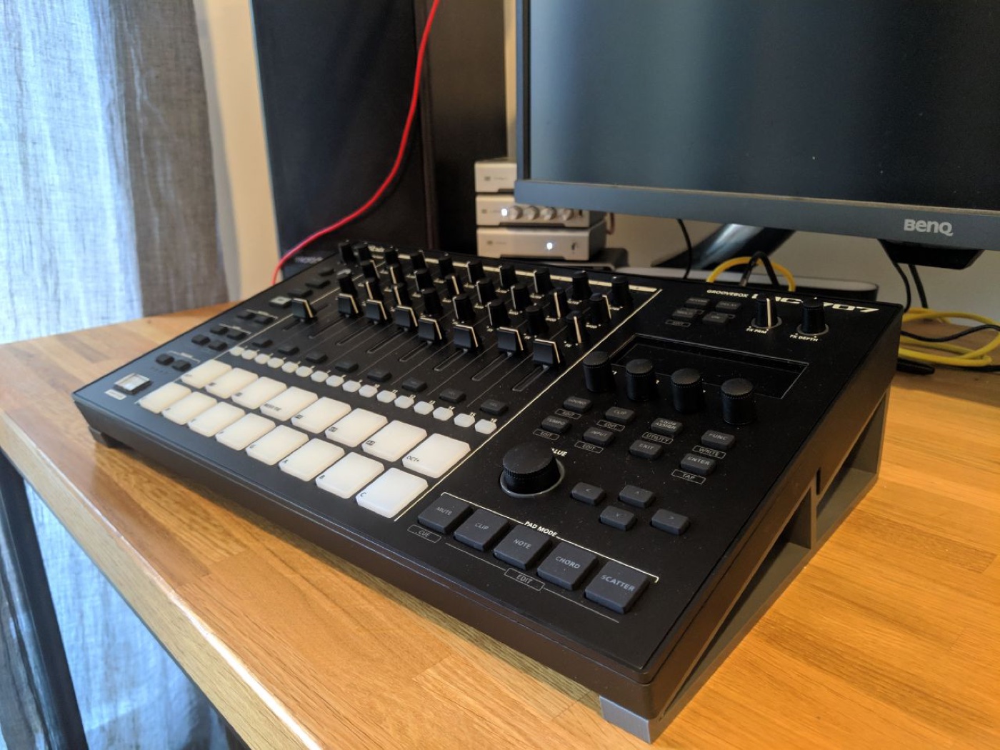 Roland MC-707 Groovebox Standı