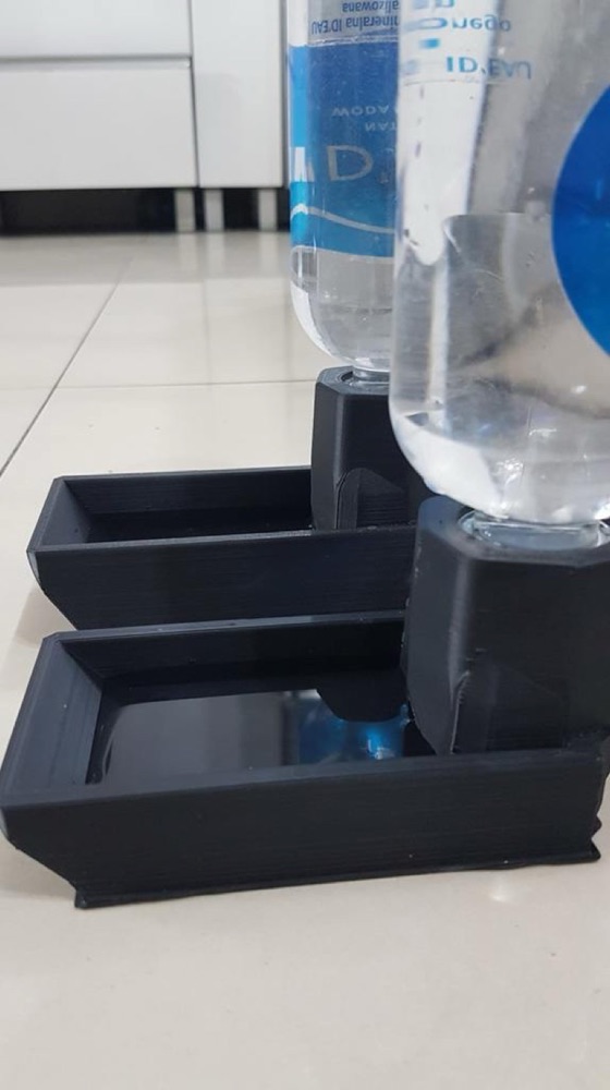 Kuş Kafesi Su Şişesi Aparatı (Standart Plastik Su Şişesi İçin, Kısa ve Uzun Boy) görsel 1