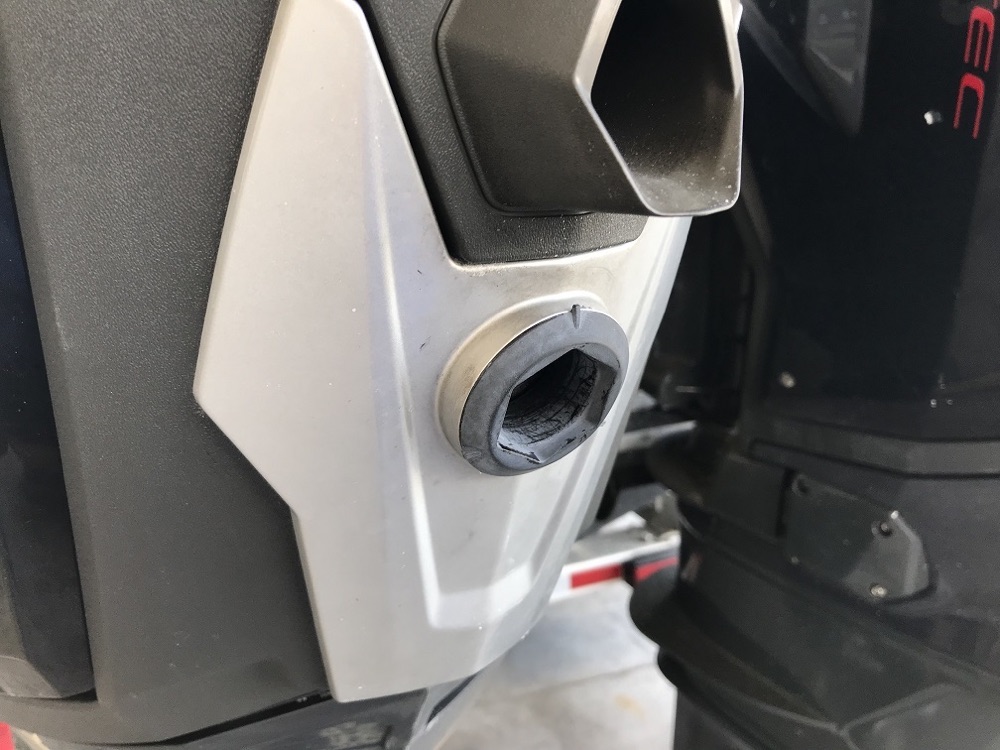 Evinrude Dis Motor Alt Kapak Somunu ve Sokme Anahtari