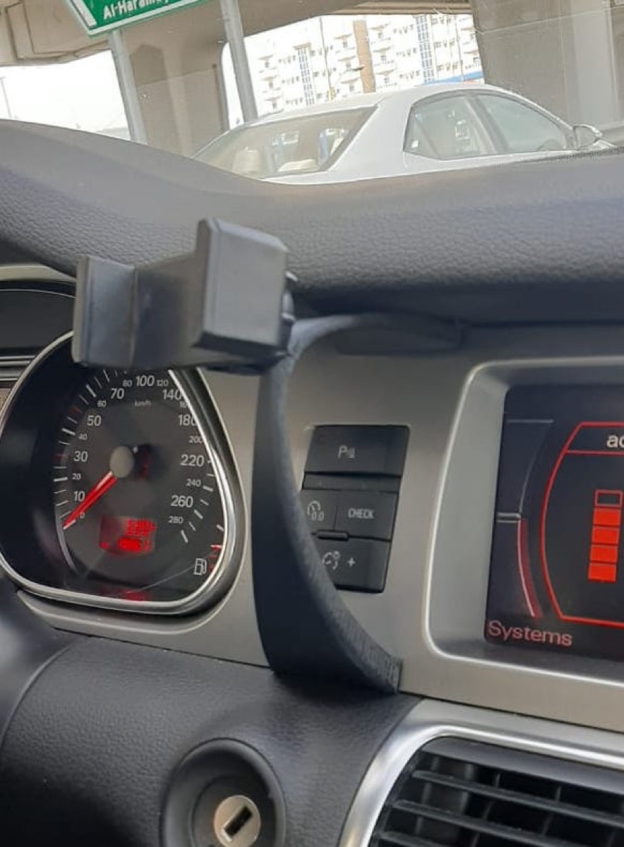 Audi Q7 (2005-2013) Telefon Tutucusu görsel 2