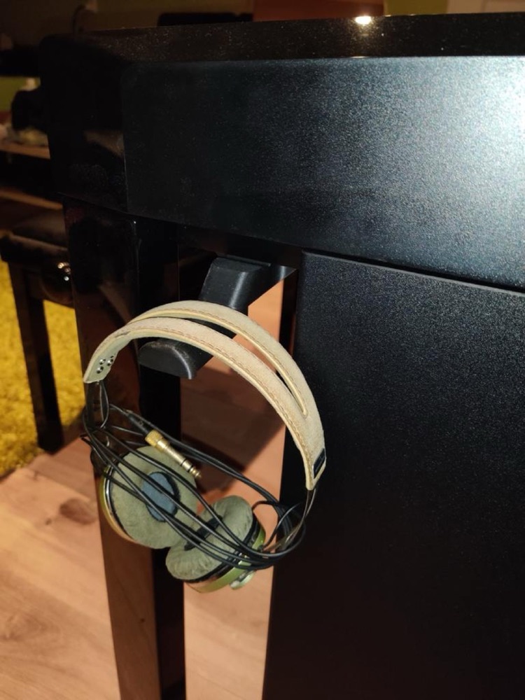 Yamaha P-515 Kulaklık Tutucusu (L-515 Sehpa Bağlantılı)