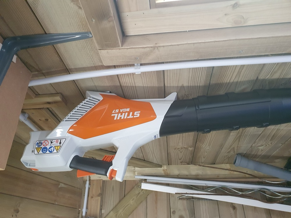 Stihl BGA 57 Yaprak Üfleme Makinesi Duvar Askısı