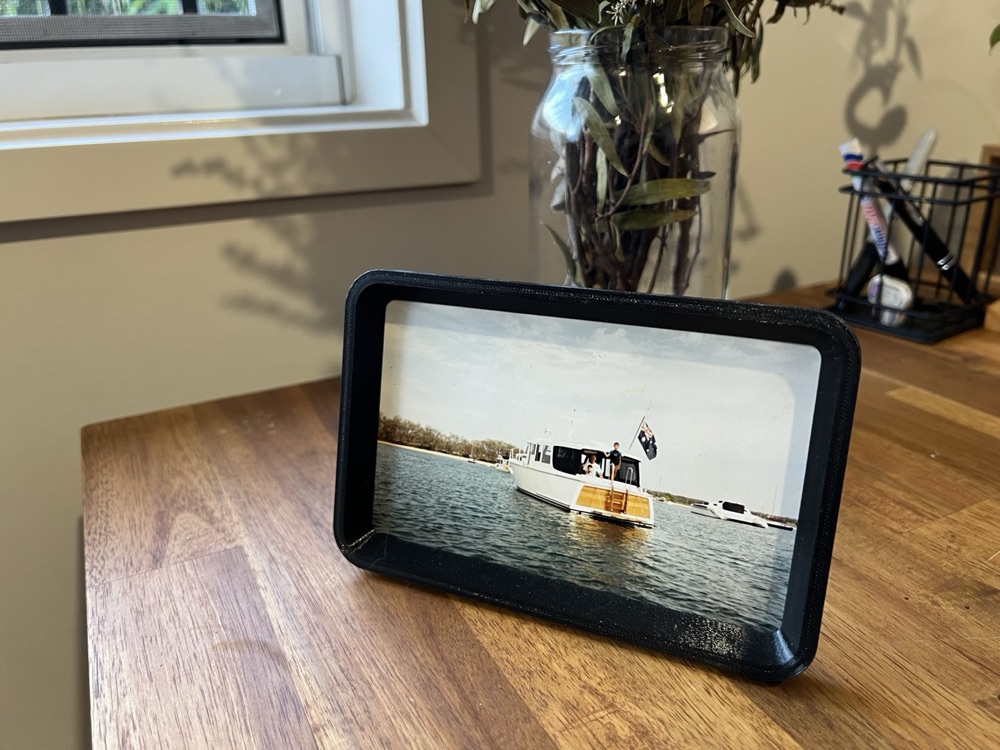 Ayaklı Masa Fotoğraf Çerçevesi (4×6 ve 5×7, Yatay-Dikey, Petek Arkalıklı)