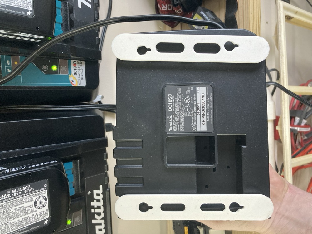 Makita DC18SD Şarj Cihazı Duvar Montajı görsel 2