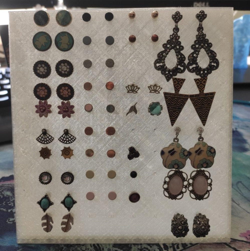 Çivi Küpe Düzenleyici Pano (100 Delikli, Eğimli Ayaklı)