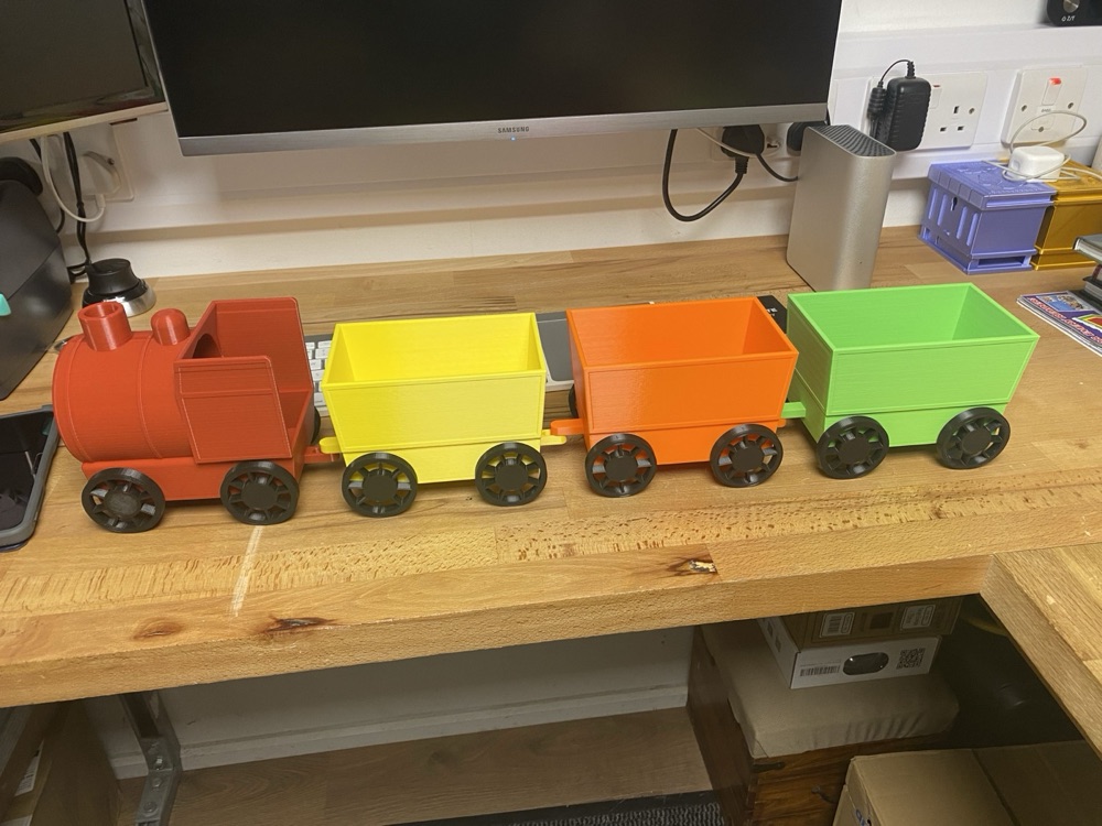 Peluş Oyuncak Taşıyan Tekerlekli Çocuk Treni (Lokomotif ve Vagonlar)