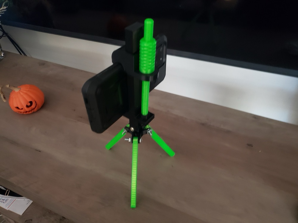 Ayarlanabilir Üç Ayaklı Telefon Tripodu (Vidalı Kıskaçlı, Her Boy Telefona Uygun) görsel 2