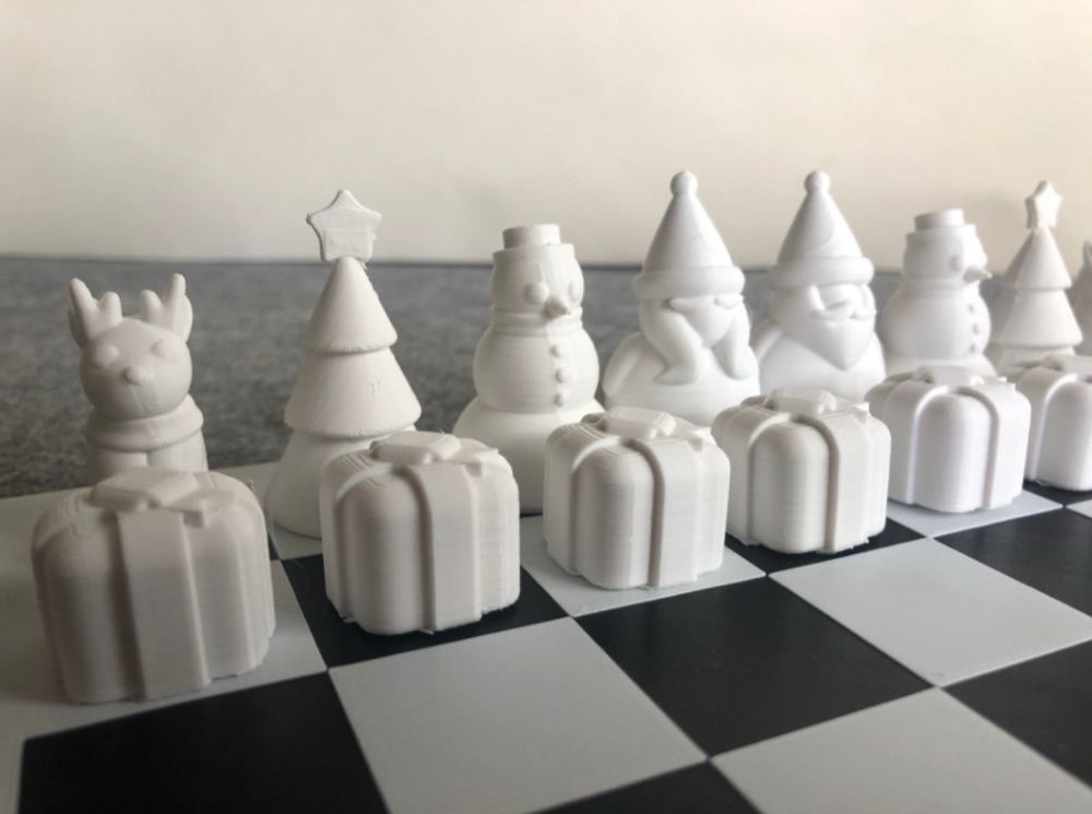 Yılbaşı Temalı Satranç Takımı (Noel Baba, Kardan Adam, Ren Geyiği, Hediye Paketi; Tahta ve Kapak Dahil) görsel 2
