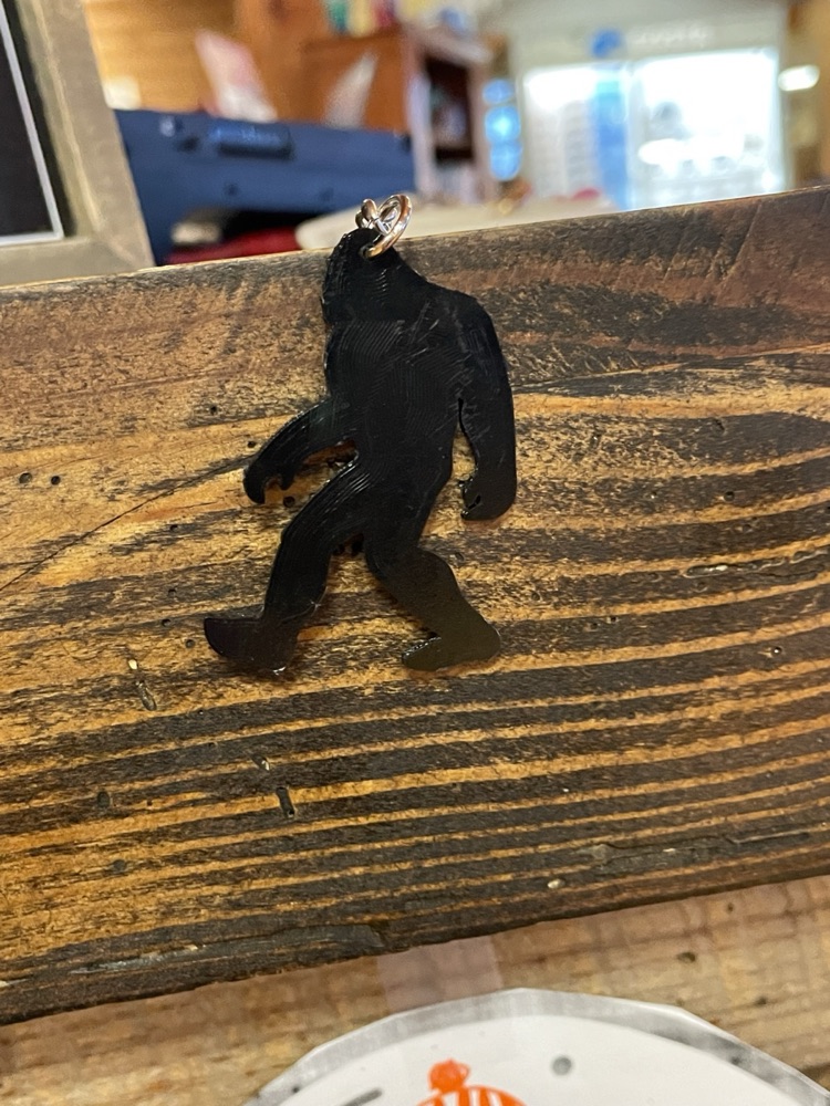 Bigfoot Siluetli Anahtarlık ve Küpe (Yürüyen Sasquatch) görsel 2