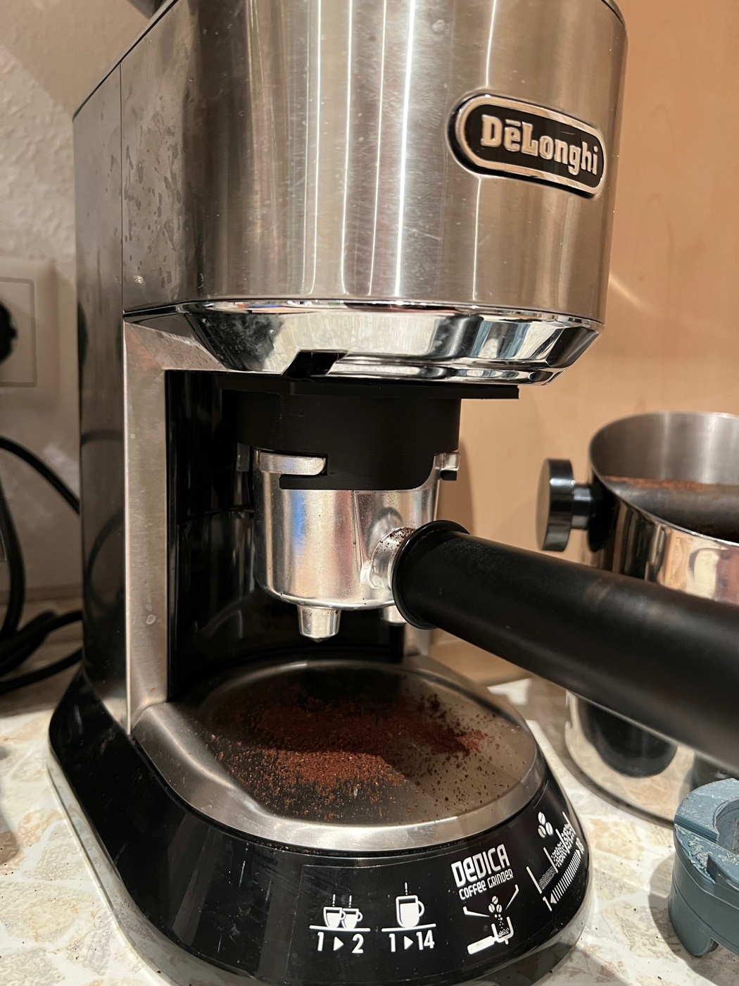 DeLonghi Dedica Kahve Değirmeni Tutucusu