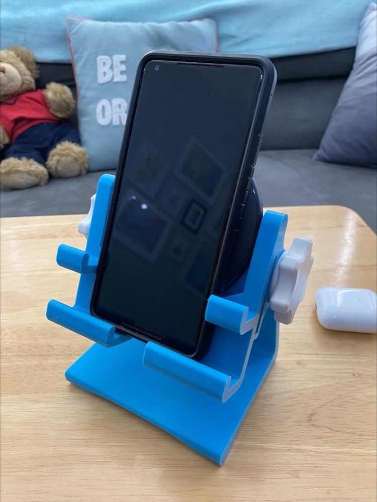 Ayarlanabilir Telefon Standı (Yuvarlak Şarj Altlığı Yuvalı, Vidalı Açı Ayarı)