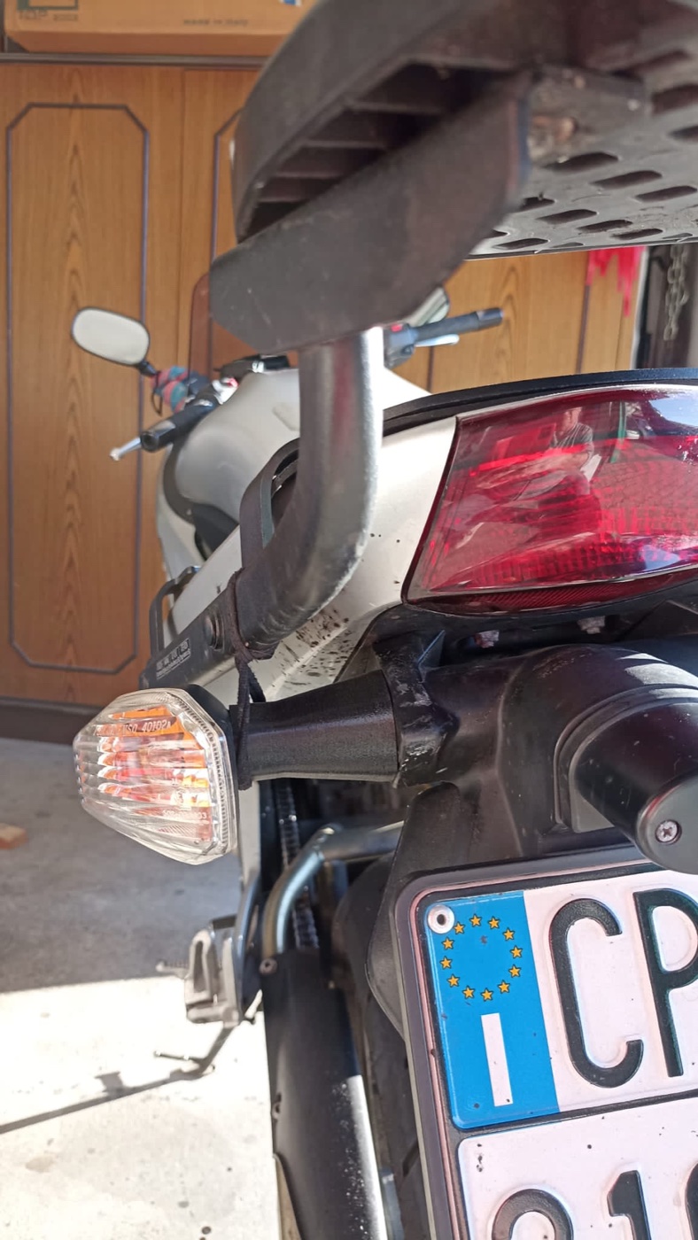 Kawasaki ER-6F Arka Sinyal Lastik Burcu