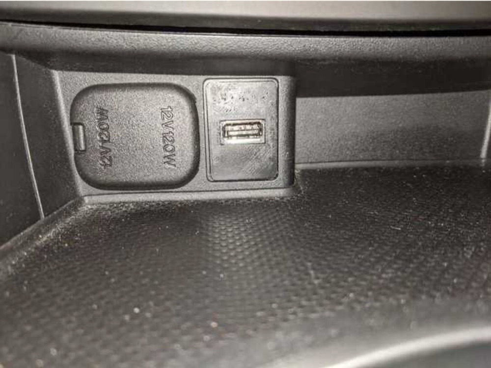 Mazda Miata NC USB/AUX Soket Çerçevesi