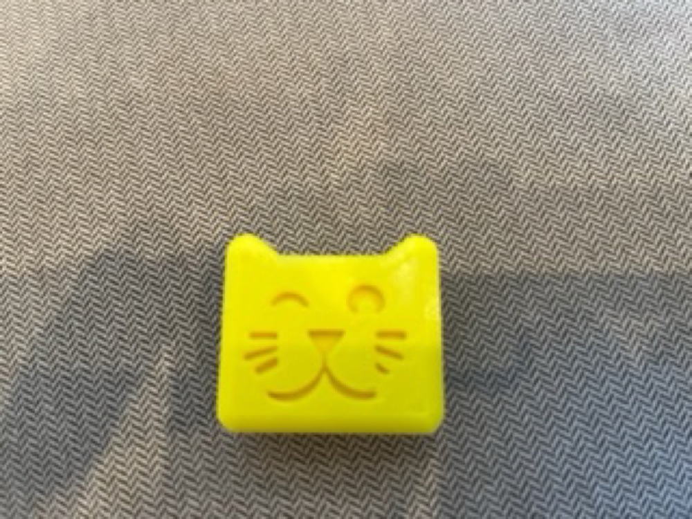 Kedi Başı Biçimli Küp Kedi Oyuncağı (İtilen ve Yuvarlanan)