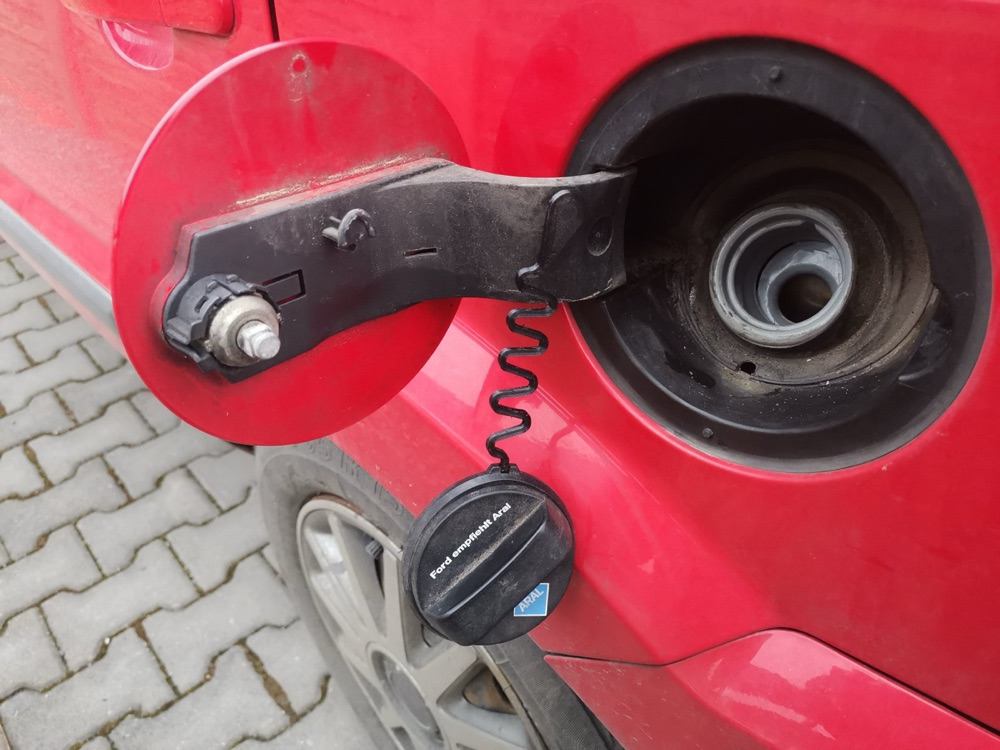 Ford Fusion Yakıt Kapağı Bağlama Teli