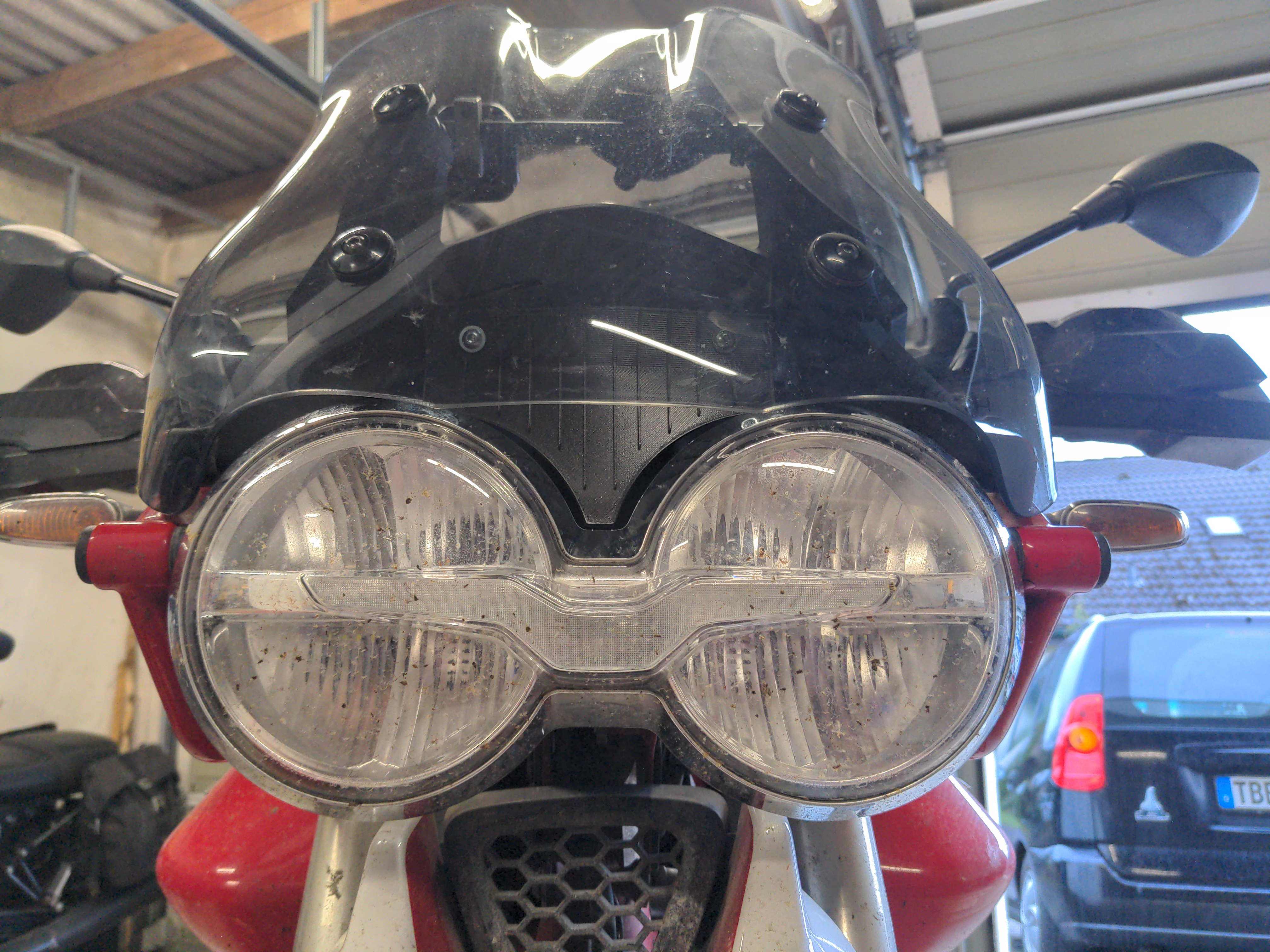 Moto Guzzi V85TT Ön Cam Arka Havalandırma Kanalı