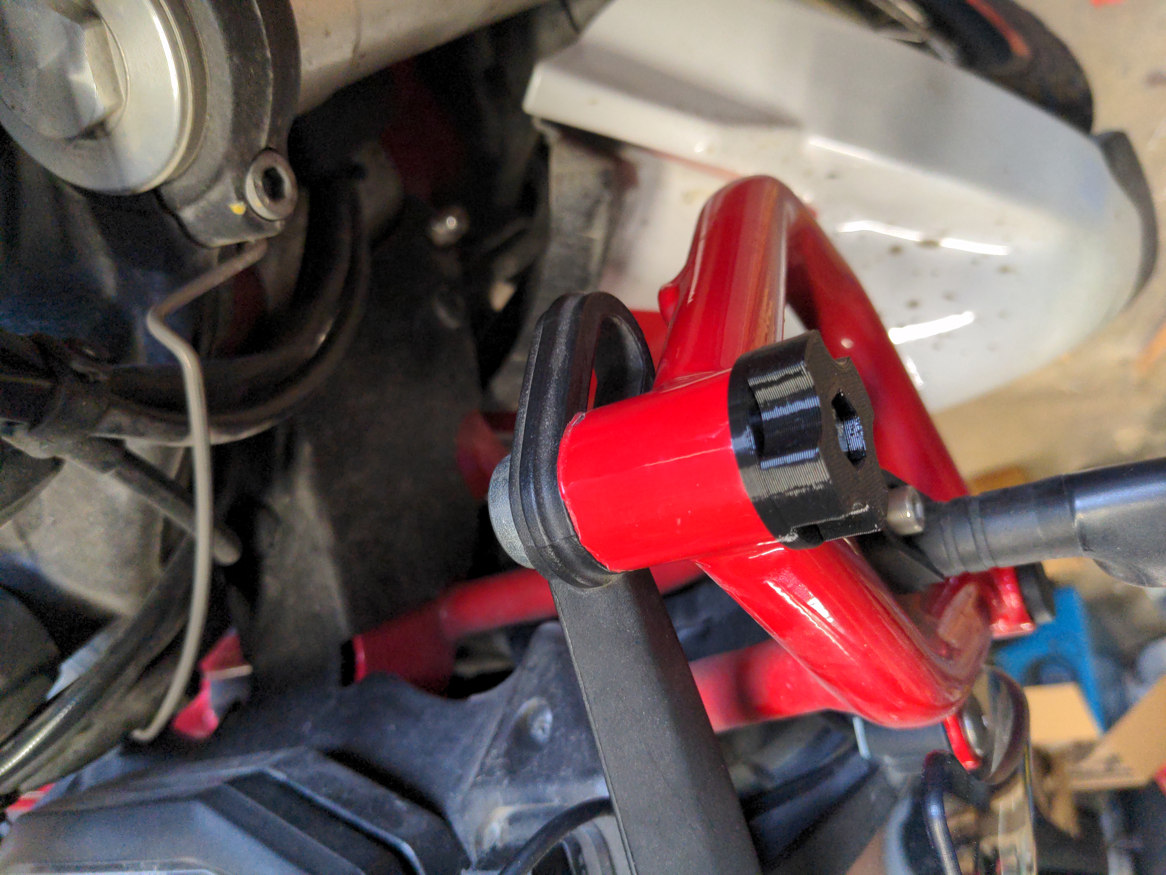 Moto Guzzi V85TT Ön Cam Hızlı Bağlantı Parçası görsel 2
