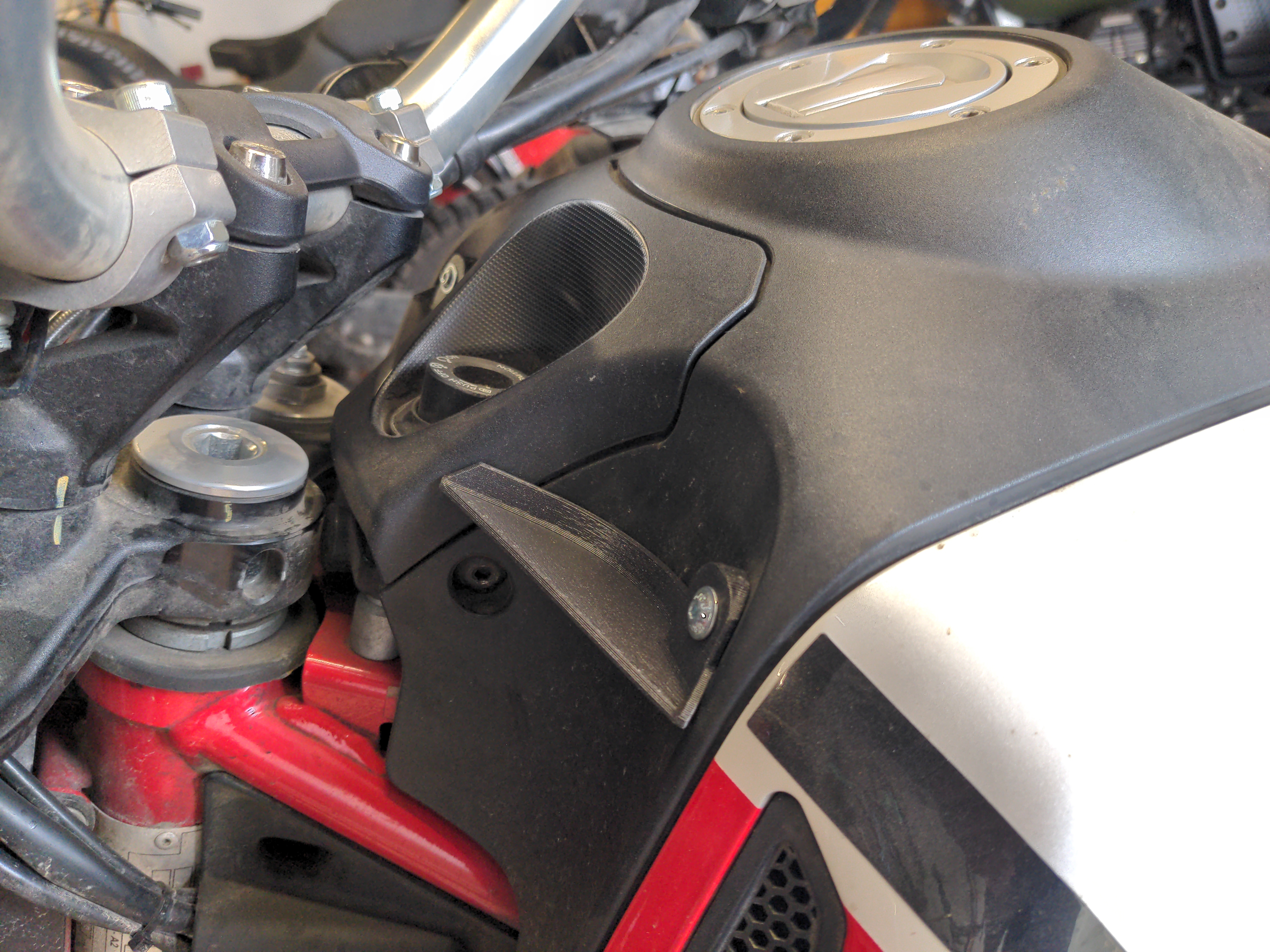Moto Guzzi V85TT Türbülans Önleyici Deflektör