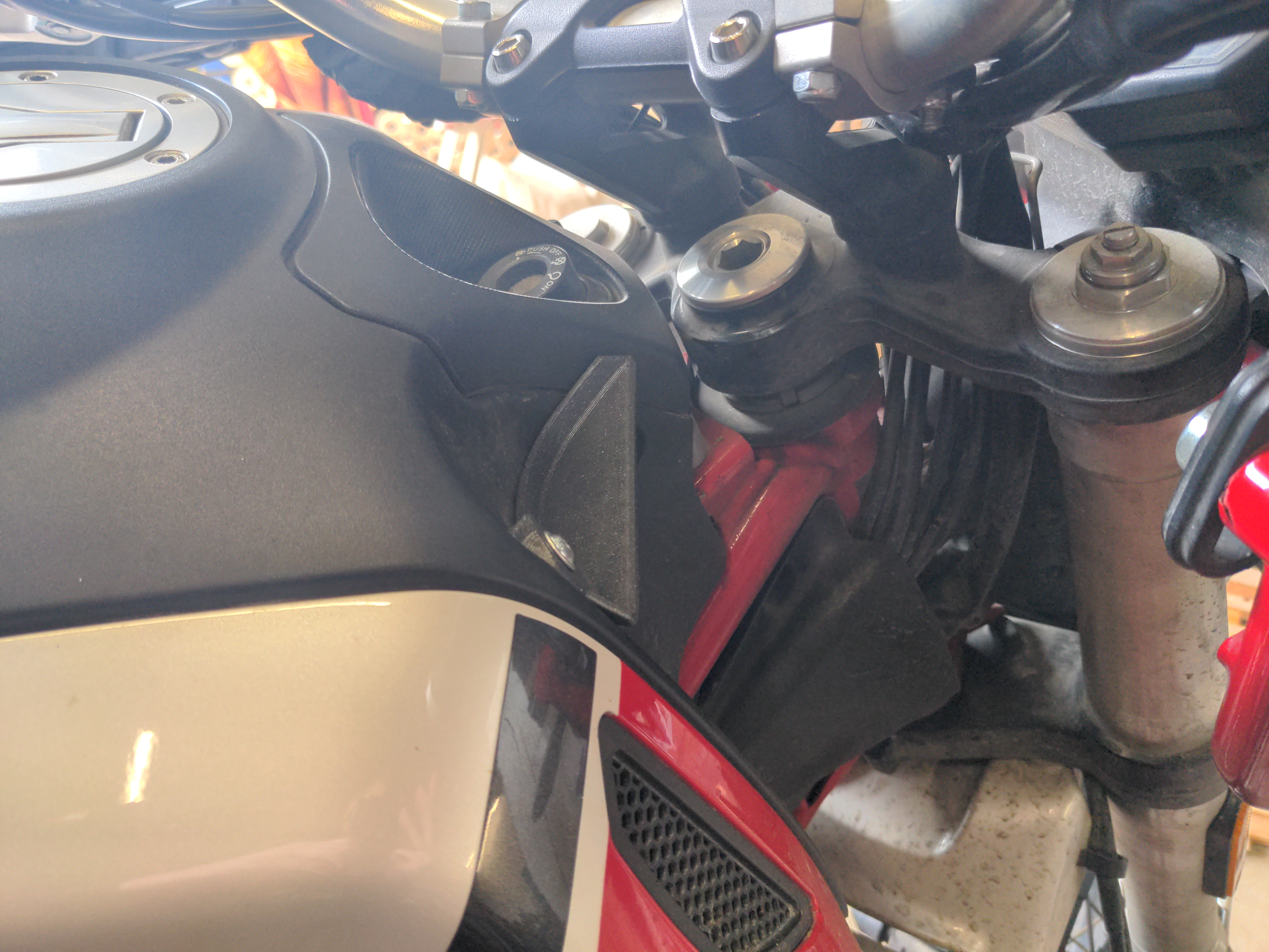 Moto Guzzi V85TT Türbülans Önleyici Deflektör görsel 4
