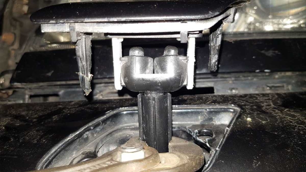 Audi A8 Xenon Far Yıkama Fıskiyesi Kapağı Montaj Parçası görsel 2