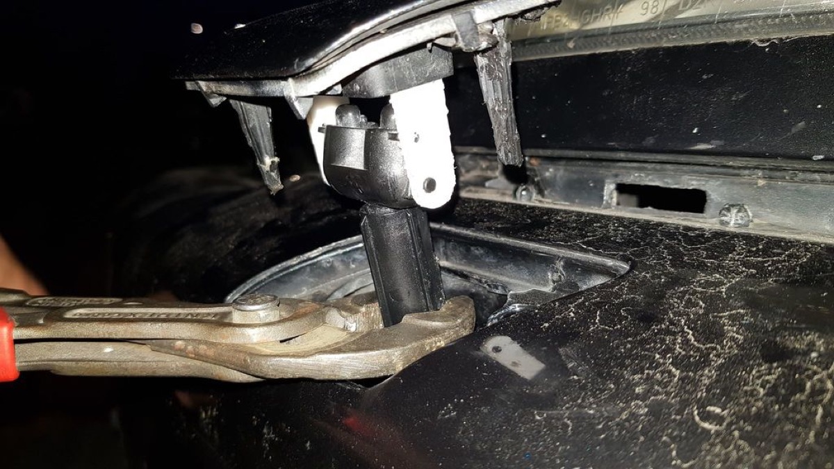Audi A8 Xenon Far Yıkama Fıskiyesi Kapağı Montaj Parçası görsel 3