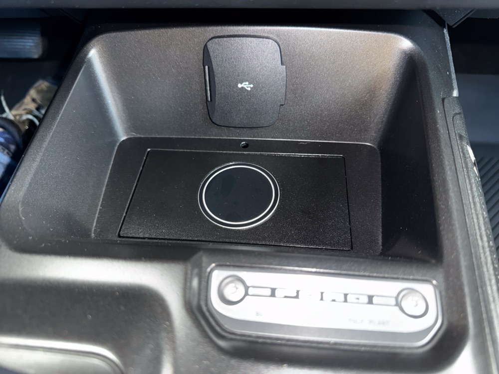 Ford Bronco MagSafe telefon şarj yuvası