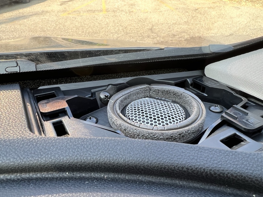 Subaru Outback Torpido Köşe Tweeter Braketi (2021+) görsel 4