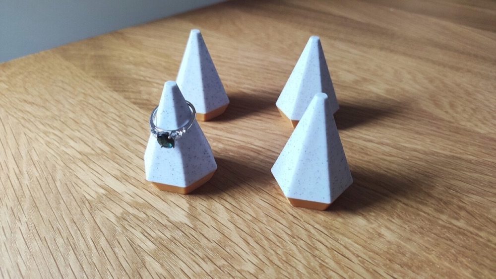 Altıgen Koni Yüzük Tutucu (Geometrik, 45 mm Boyunda) görsel 2
