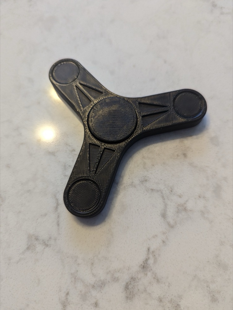 Ortadan veya Kenardan Dönen Üç Kollu Sade Fidget (Geçmeli Merkez Parçalı)