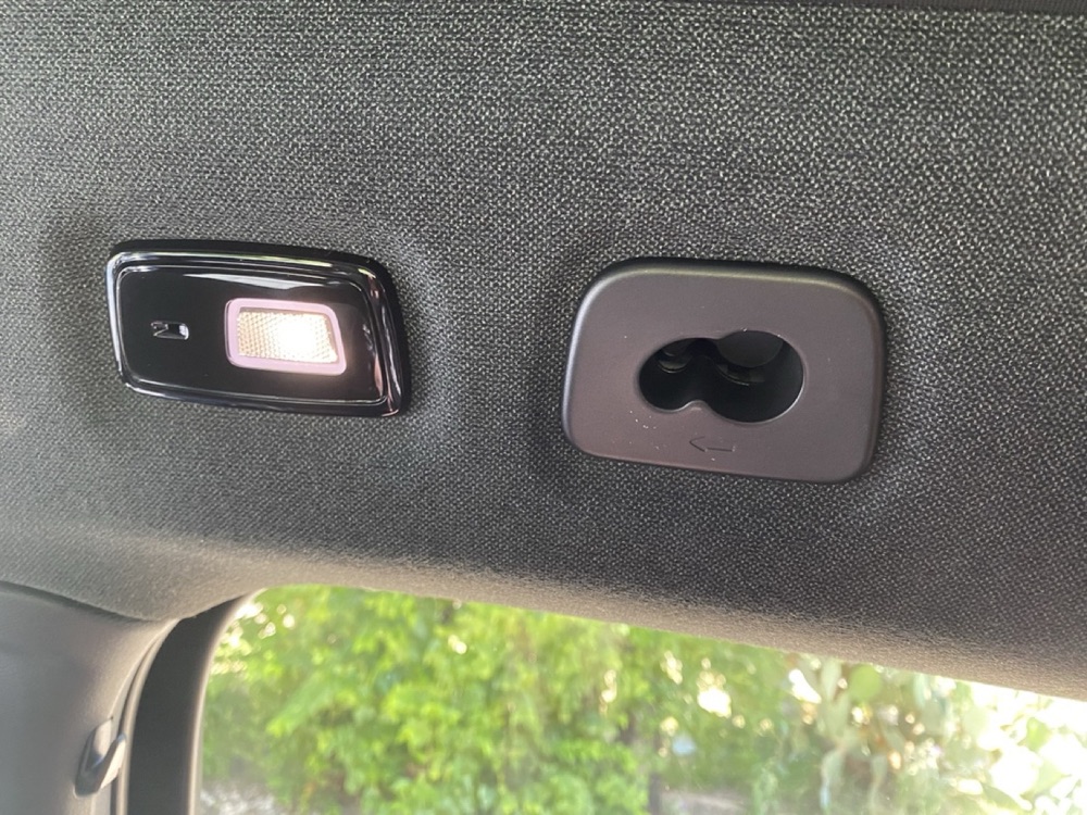 Volvo Arka Koltuk Aksesuar Askısı (38 x 23 x 20 mm) görsel 2