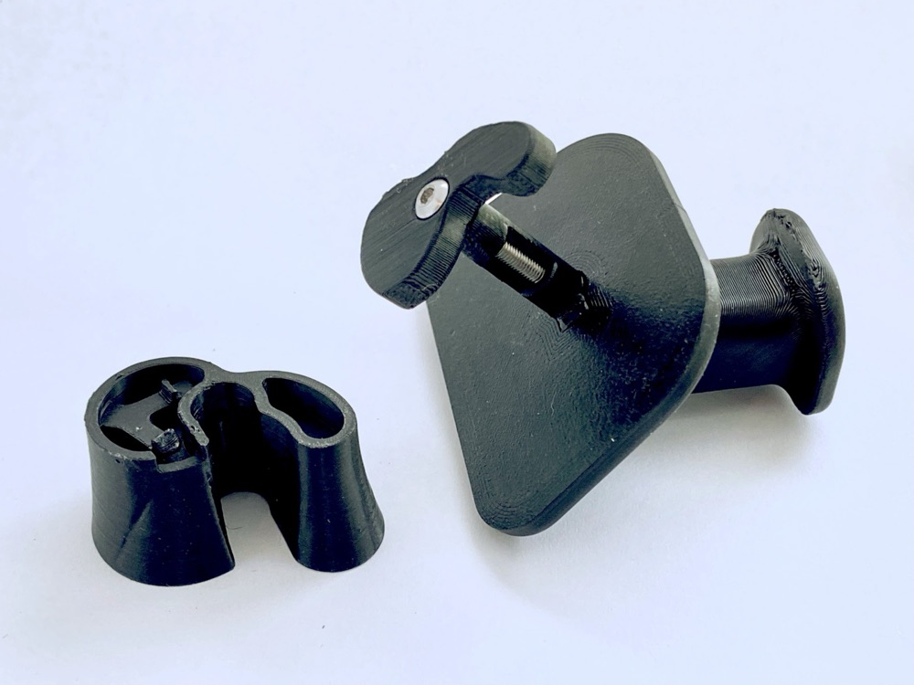 Volvo Arka Koltuk Aksesuar Askısı (38 x 23 x 20 mm) görsel 3