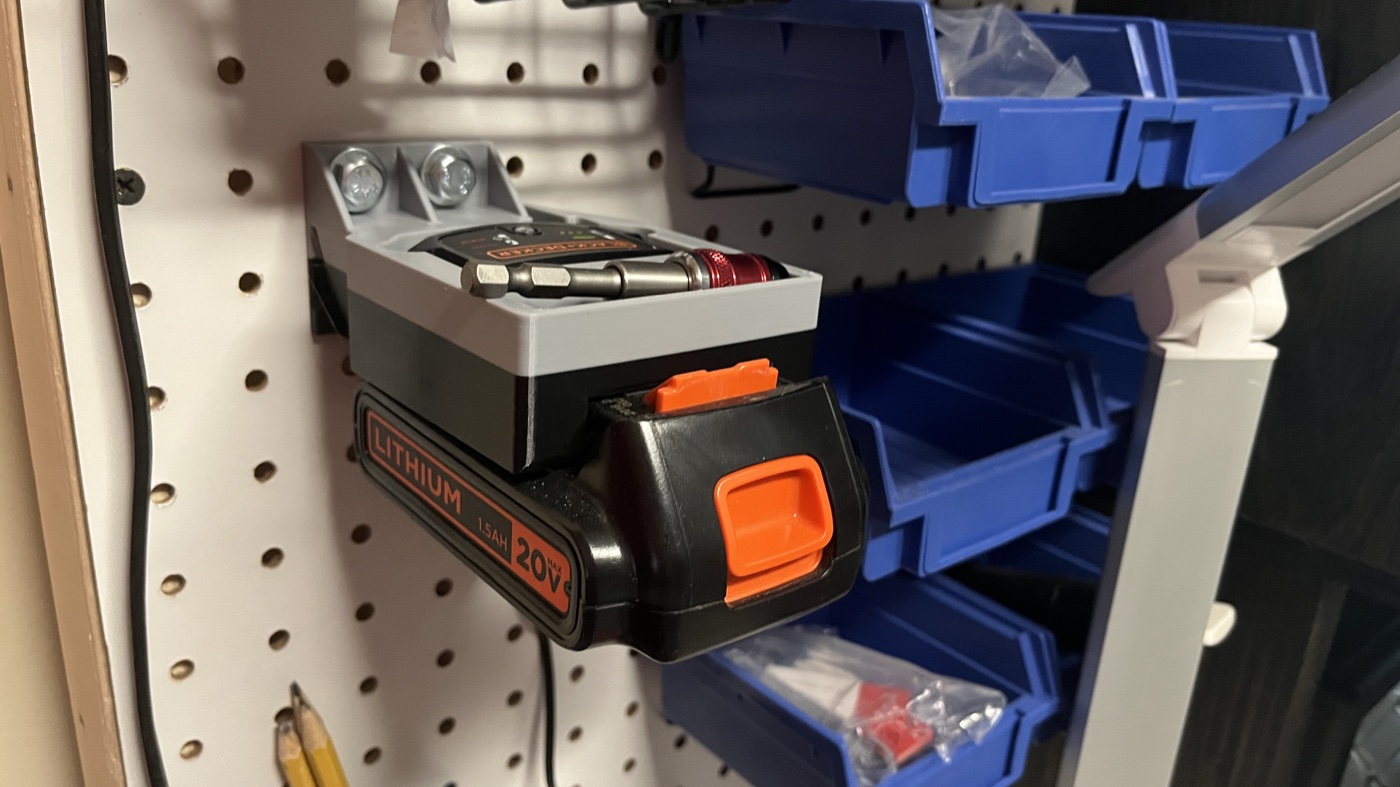 Black and Decker Pegboard Şarj Tutucusu