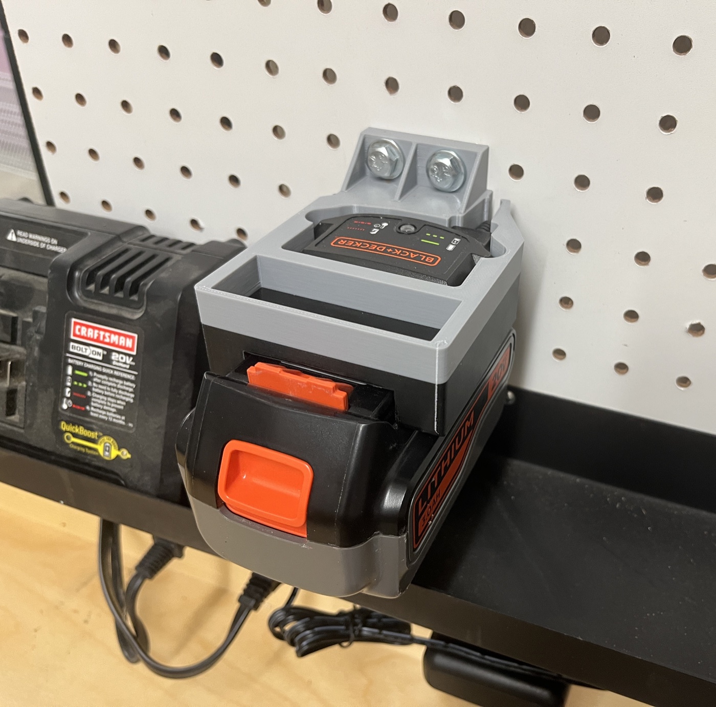 Black and Decker Pegboard Şarj Tutucusu görsel 2
