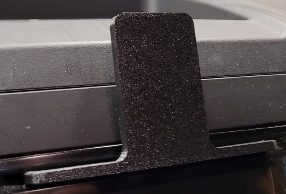 CD Yuvasına Oturan Telefon Tutucusu (İki Parçalı: Taşıyıcı ve Taban)
