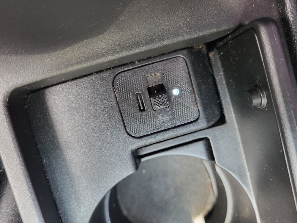 Mazda 3 BK Konsol USB-C Şarj Soketi görsel 2