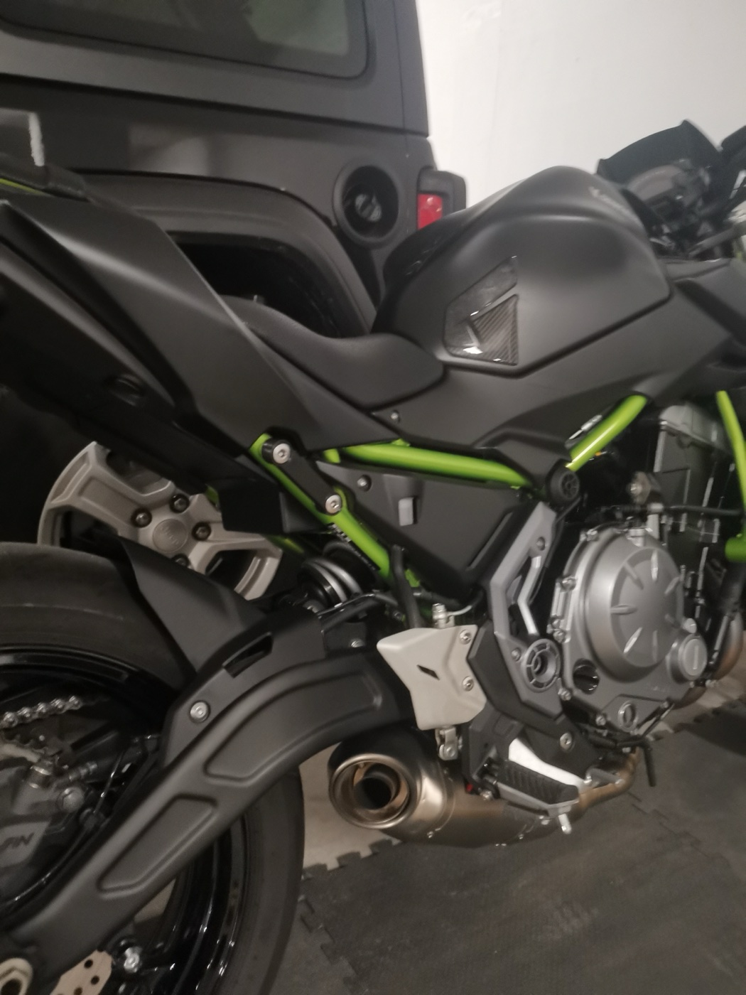 Kawasaki Z650 Yolcu Ayak Basamağı Kapatma Kiti ⚠️ görsel 2