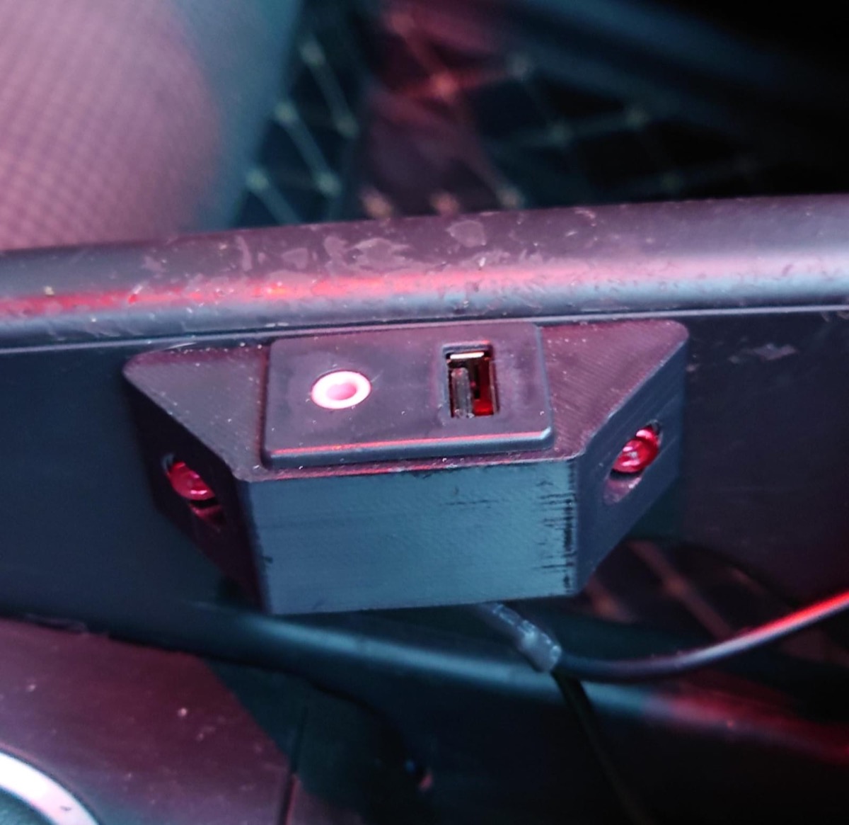 Audi A3 8P USB Girişi ve Çöp Torbası Tutucusu (Uyarı Üçgeni Bölmesi) görsel 3